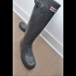 LIGHTLY WORN Hunter Rain Boots - Grey